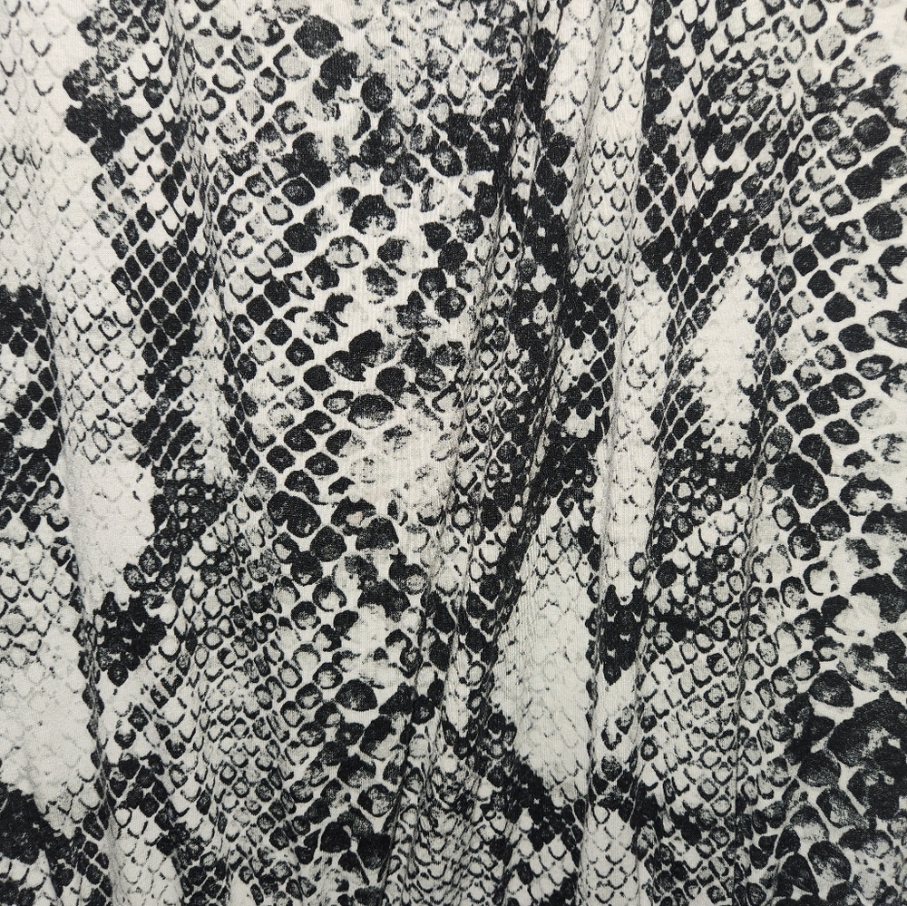 LuLaRoe XOE Jogger Jumpsuit Women’s 2XL Gray/Black Snake Short Sleeve EUC - Picture 4 of 4